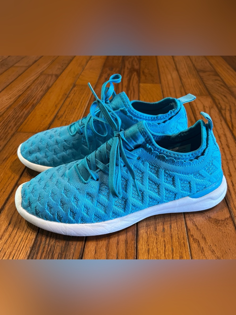 JustFab Eastone Scalloped Turquoise Knit Sneakers Women’s 7.5